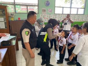 Pekan Imunisasi Nasional Polio 2024: Dokkes Polres Pringsewu dan Puskesmas Berikan Vaksin di TK dan SD