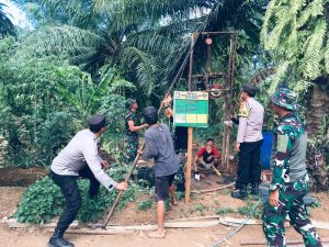 Anggota Kepolisian Polsubsektor Pagelaran Utara Berperan Aktif dalam Program TMMD Ke-121 di Pekon Fajar Mulia