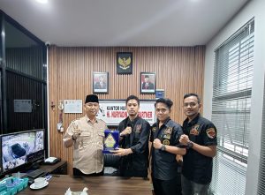 GRIB DPC Kota Bandar Lampung Memberikan Plakat Kehormatan Kepada Hi. Nuryadin S.H,