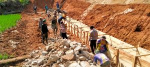 Bersama Rakyat Satgas TMMD 121 Bangun Talud Jalan