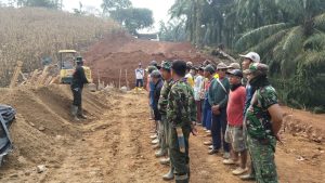 Bakar Semangat Anggota, Danki Satgas TMMD Pimpin Doa Bersama Saat Apel Pagi