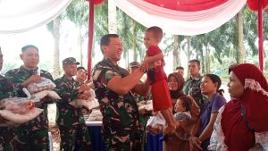 Tim Wasev TMMD Serahkan Sejumlah Bantuan Untuk Warga Fajar Mulya