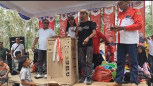 Ratusan Warga Aliansi Masyarakat Menggugat Meriahkan Puncak HUT RI ke-79 dengan Jalan Sehat di Pesawaran