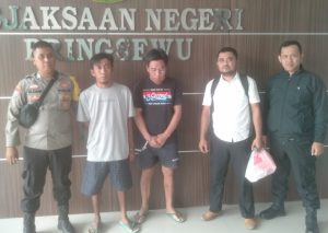 Polsek Pringsewu Limpahkan Dua Tersangka Pencurian Ke Kejaksaan Negeri Pringsewu