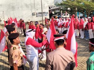 Semarakkan HUT RI ke-79, Polsek Pringsewu Kota bersama Kesbangpol dan Uspika Bagikan Ribuan Bendera Merah Putih