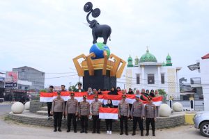 Semarakkan HUT RI Ke-79, Polres Pringsewu Bagikan Ratusan Bendera Merah Putih