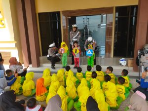Puluhan Siswa TK Amanah Kunjungi Polres Pringsewu: Mengenal Lebih Dekat Profesi Polisi