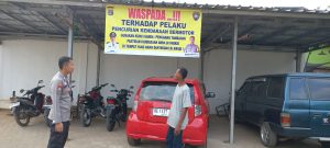 Bhabinkamtibmas Polres Pringsewu Pasang Banner Kamtibmas, Imbau Warga Waspada Curanmor