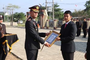 Kapolres Pringsewu Berikan Penghargaan kepada Sepuluh Personel Berprestasi