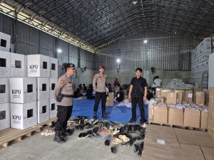 Polisi Kawal Proses Sortir dan Pelipatan Surat Suara Pilkada di Gudang KPU Pringsewu