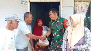 Babinsa Koramil 411-13/BR Berikan Sembako Pada Warga Kampung Mekar Jaya