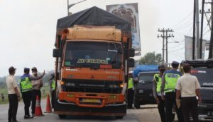 Polisi Imbau Pengemudi Kendaraan Barang Tidak Melintas di Jalan Protokol Pringsewu Selama Perayaan Malam Tahun Baru