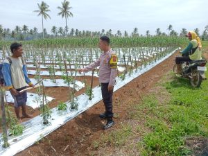 Bhabinkamtibmas Polres Pringsewu Ajak Warga Manfaatkan Lahan Kosong untuk Ketahanan Pangan