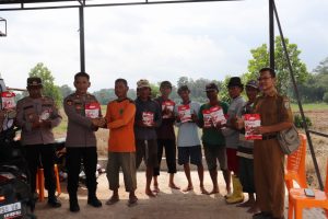 Polres Pringsewu dan Dinas Pertanian Bagikan Bibit Jagung Untuk Dukung Ketahanan Pangan