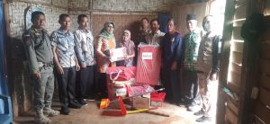 Bhabinkamtibmas Dampingi Penyerahan Bantuan untuk Lansia Korban Rumah Roboh di Pringsewu