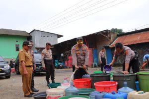 Di Lokasi Banjir Polri Kembali salurkan Bantuan Air Bersih