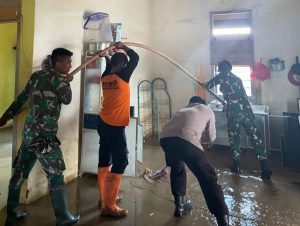 Aparat Gabungan Bersama Warga Bersihkan Rumah-Rumah Terdampak Banjir di Pringsewu