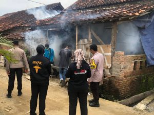 Cegah DBD Pascabanjir, Polres Pringsewu dan Tim Kesehatan Gelar Fogging di Pekon Sidoharjo
