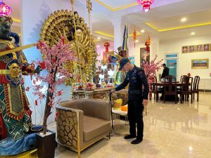 Tim Jibom Satbrimob Polda Lampung Sterilisasi Vihara Prioritas di Bandar Lampung