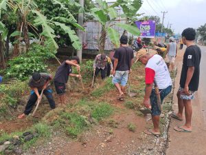 Cegah Banjir, Bhabinkamtibmas Polsek Sukoharjo Bersama Warga Gelar Kerja Bakti Bersihkan Lingkungan