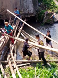 Rusak Sejak 2020, Jembatan Penghubung Lima Dusun Di Pekon Kedaung Mulai Diperbaiki