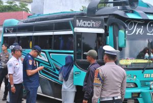 Cegah Risiko Kecelakaan, Polres Pringsewu Lakukan Ramp Check dan Tes Kesehatan Sopir
