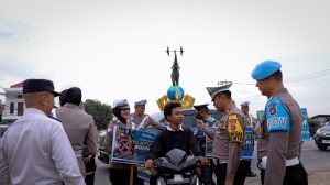 Kampanye Keselamatan, Polres Pringsewu Bagikan Helm Gratis kepada Pengendara