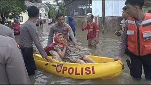 Kesigapan Anggota Samapta Polda Lampung, Evakuasi Lansia dan Anak-anak Terjebak Banjir