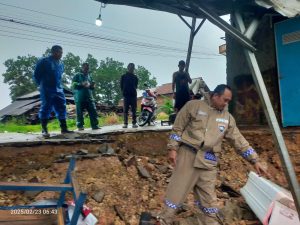 Hujan Kembali Guyur Bandar Lampung, Satu Bangunan Bengkel Amblas