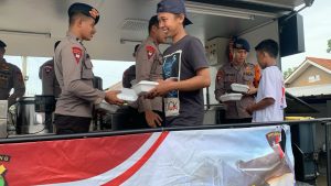 Satbrimob Polda Lampung Bagi-bagi Ribuan Porsi Makanan ke Masyarakat Terdampak Banjir