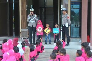 Mengenal Polisi Lebih Dekat: Siswa TK Hutama Karya Kunjungi Polres Pringsewu
