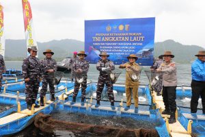 Waka Polda Lampung Turut Dampingi KSAL Tinjau Program Ketahanan Pangan Nasional dan Makan Bergizi Gratis, di Lampung