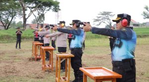 Tingkatkan Kemampuan Personel, Polres Pringsewu Gelar Latihan Menembak