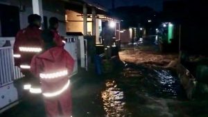 Tim Siaga Bencana Polda Lampung Turun ke Lokasi Banjir di Raja Basa Raya