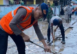 Quick Respons Tim SAR Satbrimob Polda Lampung, Evakuasi dan Bersihkan Rumah Warga Terdampak Banjir