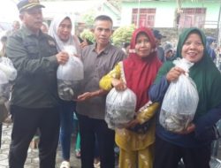 Aribun Bagikan Bibit Ikan Kepada Masyarakat Kecamatan Sragi Lamsel