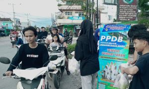 Tingkatkan Kepedulian di Bulan Ramadan, Siswa SMP Muhammadiyah Pringsewu Bagikan Takjil