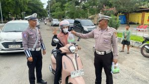 Satlantas Polres Lampung Selatan Bagikan Takjil dan Edukasi Tertib Lalu Lintas