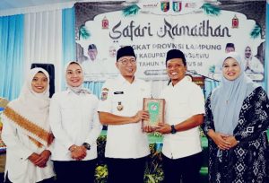Bupati Pringsewu Hadiahi Gubernur Kitab Suci Al-Quran Terjemahan Bahasa Lampung