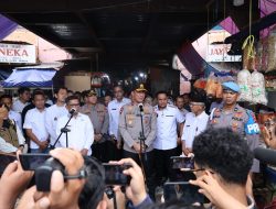 Kapolda Banten Bersama Gubernur Pantau Sembako di Pasar Rau dan Cek Stok Beras Bulog. 