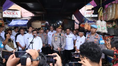 Kapolda Banten Bersama Gubernur Pantau Sembako di Pasar Rau dan Cek Stok Beras Bulog. 