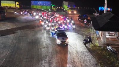 Petugas kepolisian melakukan pengawalan ketat terhadap arus mudik di Lampung Selatan.