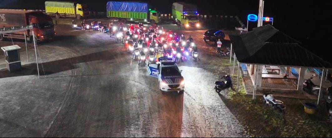 Petugas kepolisian melakukan pengawalan ketat terhadap arus mudik di Lampung Selatan.