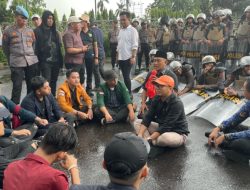 Aksi di DPRD Lampung, Anggota DPRD Puji Sartono Sambut dan Yakinkan Mahasiswa Dengan Salawat Jibril