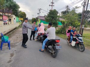 Polsek Pardasuka Berbagi Takjil Kepada Para Pengguna Jalan
