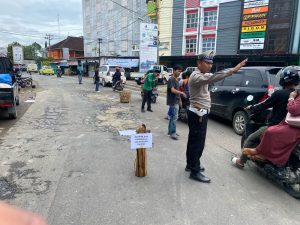 Polres Pringsewu Kawal Aksi Sosial Perbaikan Jalan oleh Pemuda Pringsewu