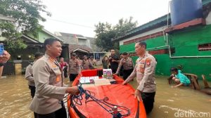 TNI-Polri Bagikan Makanan ke Warga Korban Banjir 1,5 Meter Sawangan Depok