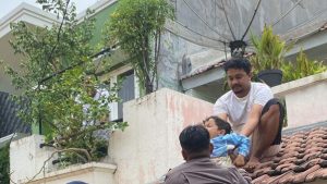 Terjebak Banjir 3 Meter di Cililitan, Ibu Baru Melahirkan Dievakuasi