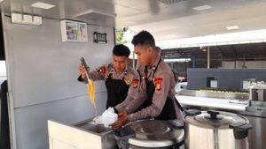 Brimob Polda Metro Dirikan Dapur Umum, Bantu Bersihkan Lumpur Banjir Jaktim