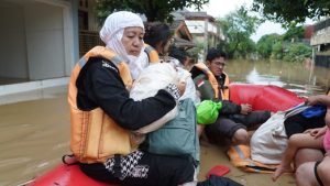 Brimob Sebar Ratusan Anggota ke Titik Banjir Jabodetabek, Evakuasi Anak-Lansia